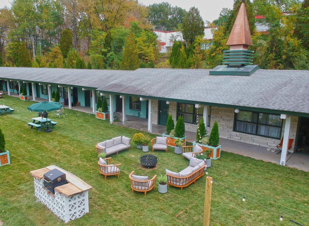 The Springs Motel New Ashford Exteriör bild